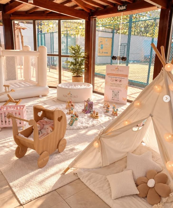 Espaço Baby Petit com carrinho de boneca de madeira, cabana iluminada e piscina de bolinhas